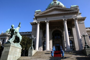 A köztársasági képviselőház épülete előtt ma, Szerbia eddigi legnagyobb – 500 méter hosszú és 10 méter széles – zászlaját csaknem 1000 ember tartja (Fotó: Beta)