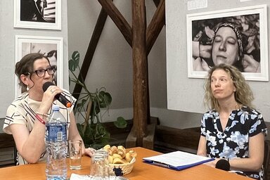 Szilágyi Ildikó és Pap Ágota a kiállítás megnyitóján/Vojter Kitti felvétele