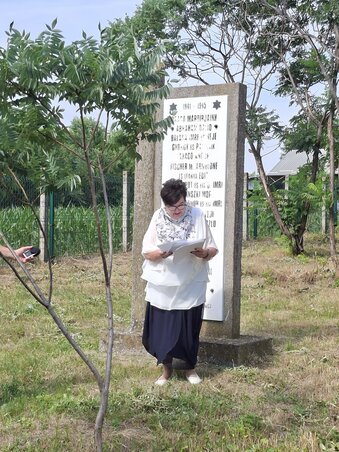 Dr. Szőke Anna mond beszédet az emlékhelynél (Fotó: Kovács Károly)