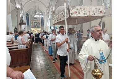 Megindult a búcsú körmenet