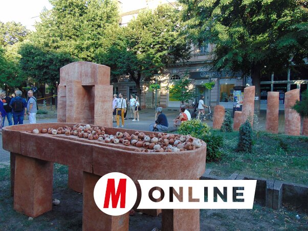 A Terra galériája előtt állították ki a tavalyi szimpózium alkotásait (Fotó: Vidács Hajnalka felvétele)