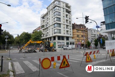 Az útkereszteződést most teljesen lezárták, a SPENS épülete irányából érkezők kénytelenek megfordulni (Fotó: Dávid Csilla felvétele)