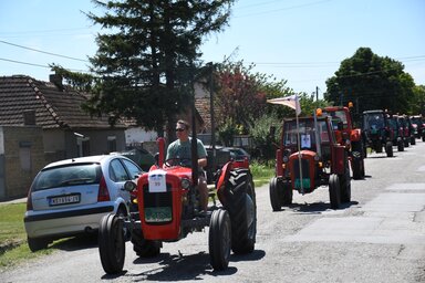A traktoros felvonulást Brasnyó István vezette / Fotó: Paraczky László