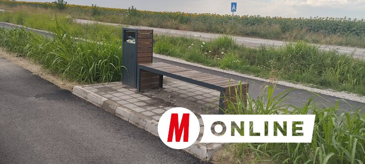 Az elhelyezett pihenőhelyeket benőtte a magas fű és a gaz  (Fotó: Kancsár Izabella)