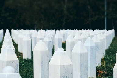 Július 11-én több mint 8300 meggyilkolt bosnyák férfi és fiú emléke előtt tisztelegnek (Fotó: Pexels.com)