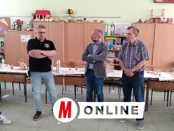 Méhes Béla fő szervező mutatta be a foglalkozások helyszíneit a támogatóknak / Fotó: Tóth Péter