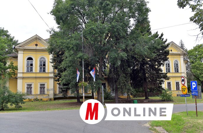 A kastély előtti zöldfelület az utak kiépítésével eltűnt