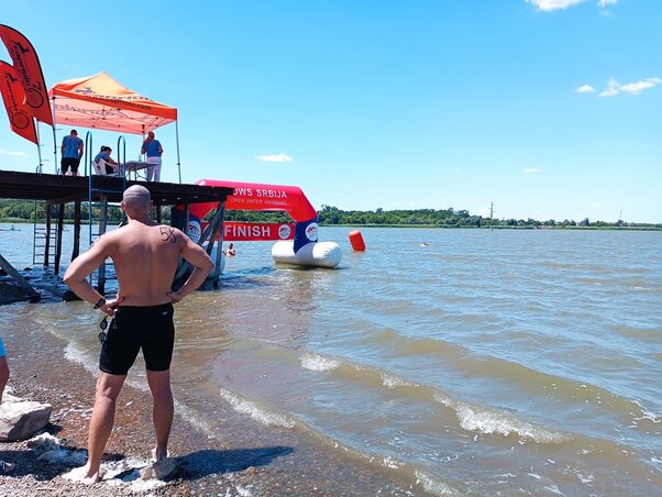 Tengeri hullámokra emlékeztető vízmozgás