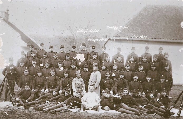 A m. kir. 6. honvéd gyalogezred II. zászlóaljához tartozó 6. század egy szakasza 1912 novemberében, pacsériakkal a soraiban / Fotó: Stipan Požarković tulajdona