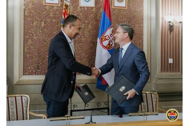 A támogatási szerződést Nikola Selaković művelődési miniszter és Vuk Radojević polgármester írta alá (Fotó: Óbecse község oldala/Facebook)