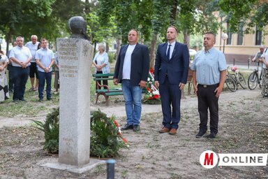 Tomik Nimród, Kovács Károly és Kerekes Zoltán megkoszorúzzák Guyon szobrát (Fotó: Lakatos János felvétele)