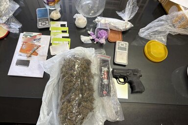 A rendőrség amfetamint, extasyt, marihuánát, kokaint, kannabiszolajat, koffeint, valamint egy engedély nélkül tartott pisztolyt is lefoglalt (Fotó: MUP)