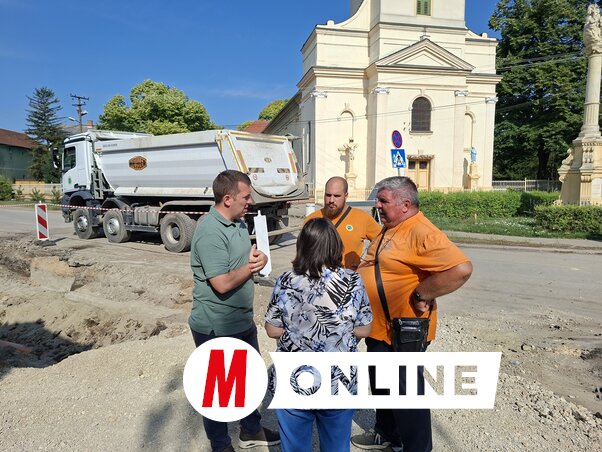 Radivoj Debeljački (balról), Szenttamás polgármestere a kivitelezőkkel (Fotó: Paraczky László felvétele)
