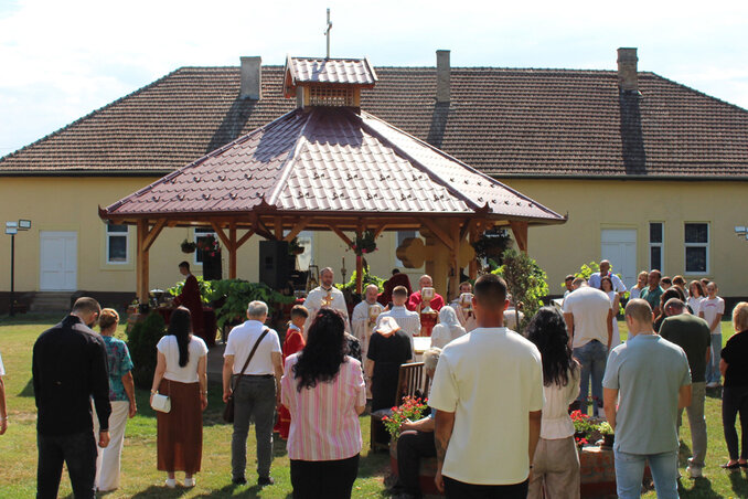 Az ünnepi liturgiát az ortodox templom kertjében tartották, ugyanis a templom belterét tatarozzák