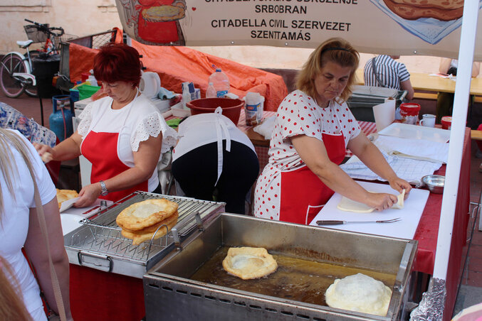 Nagy volt az érdeklődés a lángost készítő sátornál