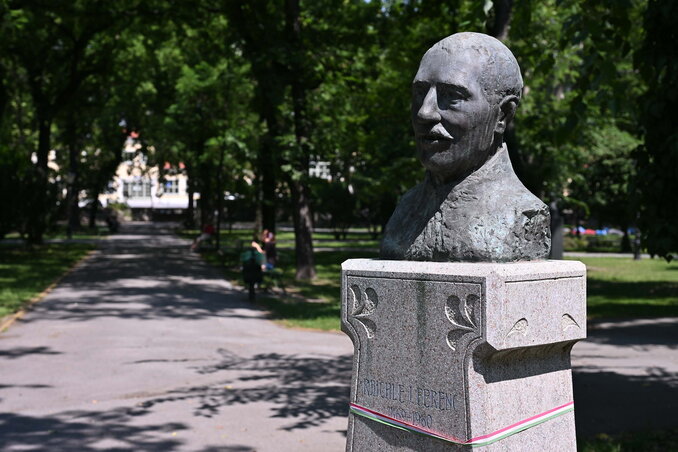 Raichle Ferenc szobra a Raichle-palotára néz (Molnár Edvárd felvétele)