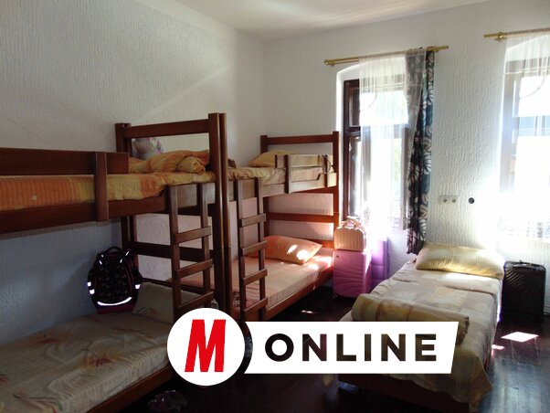 A Hostel szobáiban emeletes ágyak várják az érkezőket, de igény esetén a szobák bővíthetők egy-egy pótággyal