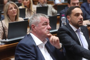 Dušan Bajatović a szerb képviselőházban (Fotó: Beta)