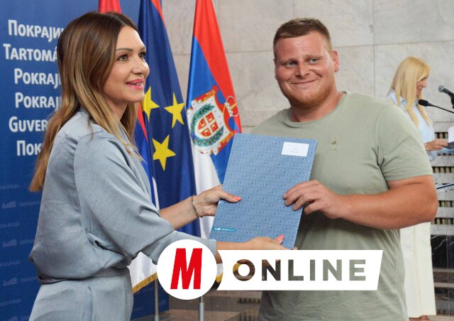 Ivana Pejović Ševrt átnyújtja a támogatási szerződést Oláh Dánielnek (Fotó: Dávid Csilla)