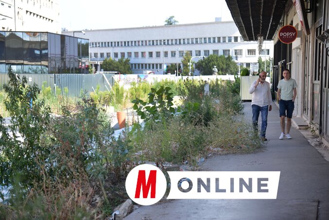 A gyalogosok áthaladása most egy szűk, helyenként alig egy méter széles folyosóban történik a Tanurdžić-palota tövében. A Modena utca másik oldalán, a Petrus és a Bistro kávézók mellett nem lehet átjutni, építkezési kerítések torlaszolják el az utat. Állítólag tavaszra a térség legszebb belvárosképét élvezhetjük majd itt (Fotó: Dávid Csilla felvétele)