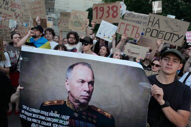 Az államfő azután döntött így, hogy napok óta zajlanak a főparancsnok leváltását követelő tömegtüntetések Kijevben és az ország más városaiban (Fotó: Beta/AP)