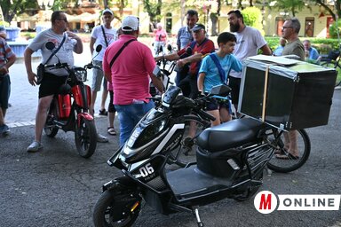 A demonstrálók ma estére útlezárást jelentettek be a Patria Hotelnél (Fotó: Molnár Edvárd felvétele)
