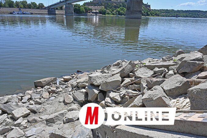 A péterváradi hídnál is előbukkantak a sziklák; a vízszint régóta nem volt
ennyire alacsony. Nem sokkal távolabb, a város kloákájánál – a szennyvízbeömlő pontnál – iszonyatos bűz terjeng, mivel a lassú folyású víz nem szállítja el megfelelő ütemben a szennyünket (Fotó: Ótos András felvétele)