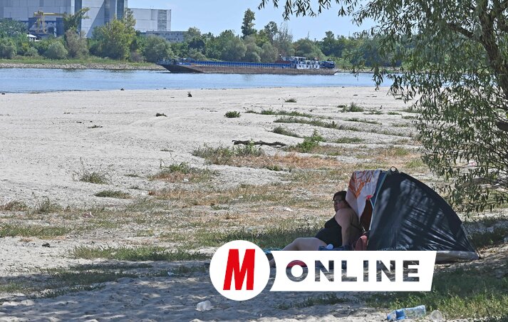 A Tiszti strandnál már jó száz méternyire besétálhatunk a vízbe, a folyó bal fele még hajózható (Fotó: Ótos András felvétele)