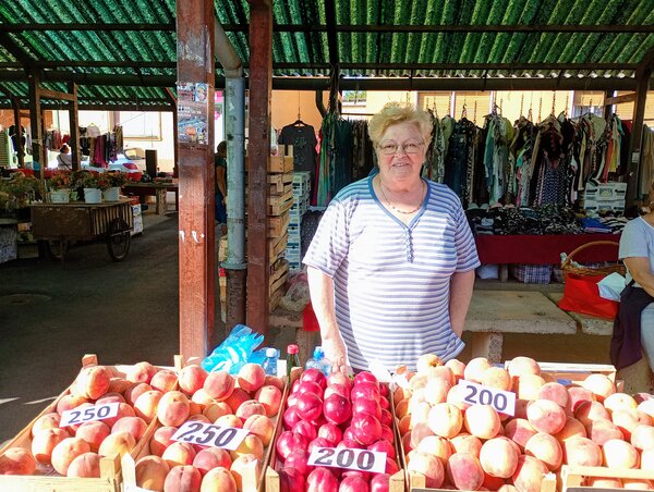 Serfőző Erika horgosi termelő már évtizedek óta jár a magyarkanizsai piacra (BJK felvétele)
