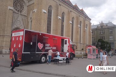 A Vajdasági Vérátömlesztő Intézet terepi váradásra alkalmassá tett mobil rendelője pénteken már a belvárosban volt leparkolva (Fotó: Szeli Balázs felvétele)