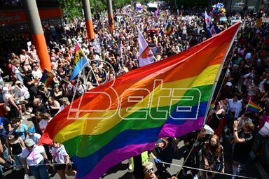 Zenével és tánccal vonultak végig a városon (Fotó: Beta/AP)
