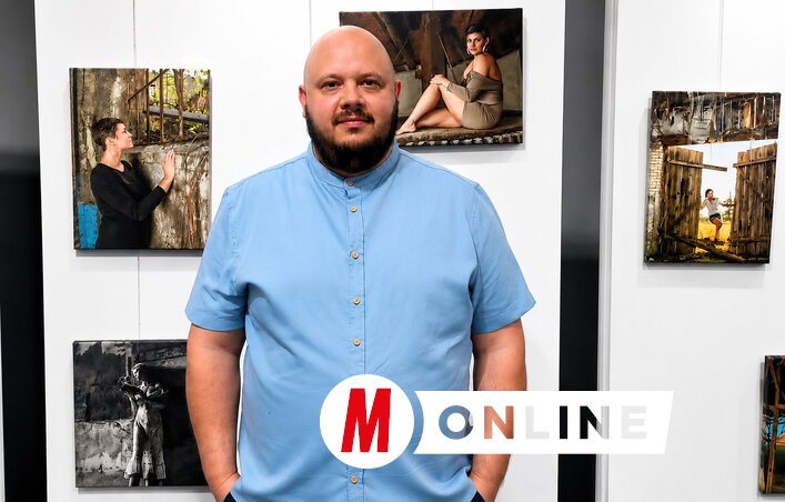 Linka Csaba a fotói előtt (Tóth Péter felvétele)