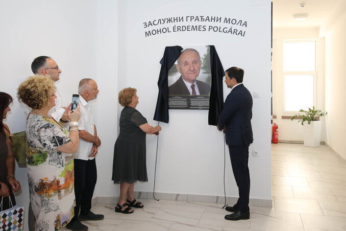 Mgr. Ivan Telečki portréját özvegye és az adai polgármester leplezte le a moholi kultúrotthonban (Foto Video Studio Dobai)