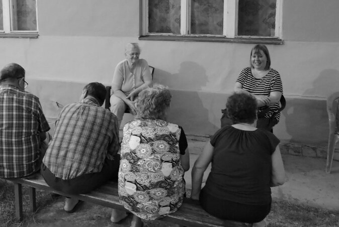 Az első terepkutatáson a nyelvész idegennek számított a faluban, később azonban lassan bizalom és szoros barátság alakult ki a helyiekkel