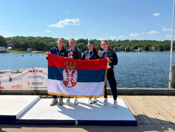 A világbajnoki bronzérmes kajaknégyes (Fotó: Szerbiai Kajakszövetség)