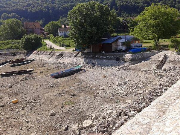 Amikor a legnagyobb árhullám vonult le a Belgrád alatti Dunán, a tekijai csónakkikötő víz nélkül
maradt (Fotó: Turistička organizacija Tekije)