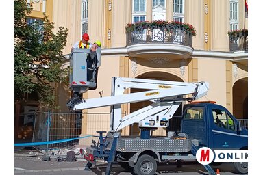 A munkások emelőkosaras járművel közelítették meg a leomlott épületrészt (Gruik Zsuzsa felvétele)