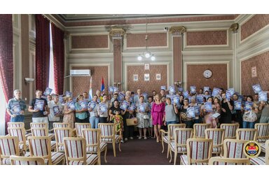 Az energetikai korszerűsítési program támogatottjai az ünnepélyes szerződésátadót követően (Fotó: Óbecse község oldala/Facebook)