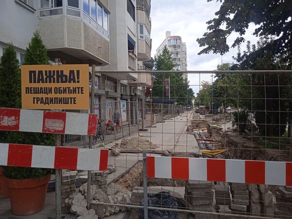 A Lazar cár sugárúton, a limáni egészségházzal szemben húzódó szakaszon is épül az új távhővezeték, amiatt gyalogosforgalom-korlátozás van érvényben már huzamosabb ideje