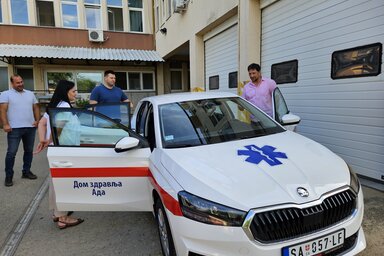 Az egészségház és a helyi önkormányzat vezetői átvették az új járművet (Ada község önkormányzatának fotója)
