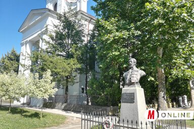 A Kossuth-szobor a templom közelében (Fotó: Vidács Hajnalka)