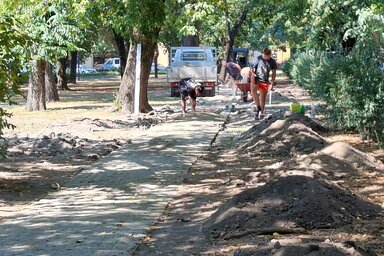 A korábban kitaposott utakat most térkővel borítják a parkban ( Kállai Göblös Nikoletta felvétele)