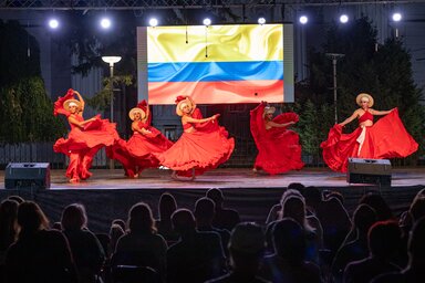 Színek, lendület és temperamentum: a kolumbiai folklór az óbecsei fesztiválon (Fotó: Jusztin László)