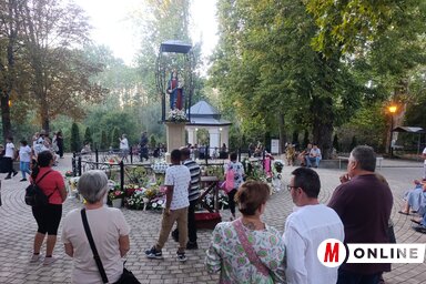 Vernici su se okupili oko obnovljene statue Device Marije (fotografija Timee L. Moger)