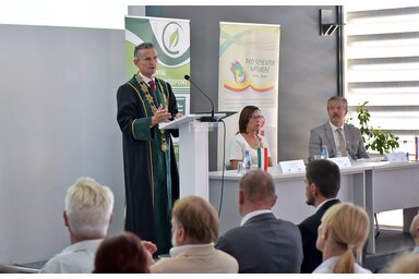 Prof. dr Zoltan Bujdošo, Hajnalka Buranj i dr Laslo Lenđel pozdravili su studente/fotografija Arpada Gergelja