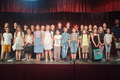 Csoportképen a Mókamiki és a Csiribiri színjátszó szakkörök tagjai (Fotó: Kancsár Izabella/Archívum)