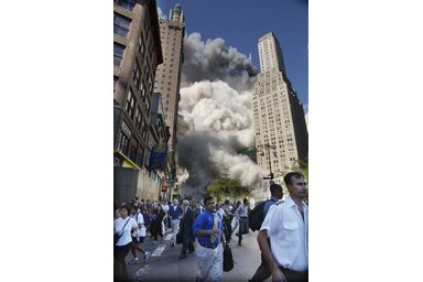 Gyalogosok menekülnek a WTC környékéről New Yorkban 2001. szeptember 11-én (Fotó: AP via Beta archív)