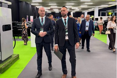 A megnyitó előtt a felszólalók megtekintették az elektromos autókat (A tartományi kormány felvétele)