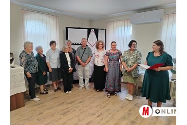 Csoportkép a kiállított tárgyak megalkotóinak egy részével/Tóth Péter