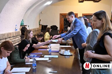 Dr. Pásztor Bálint a párt elnöke Szabadkán a VMSZ székházában írta alá a szükséges dokumentumokat (Fotó: Molnár Edvárd felvétele)